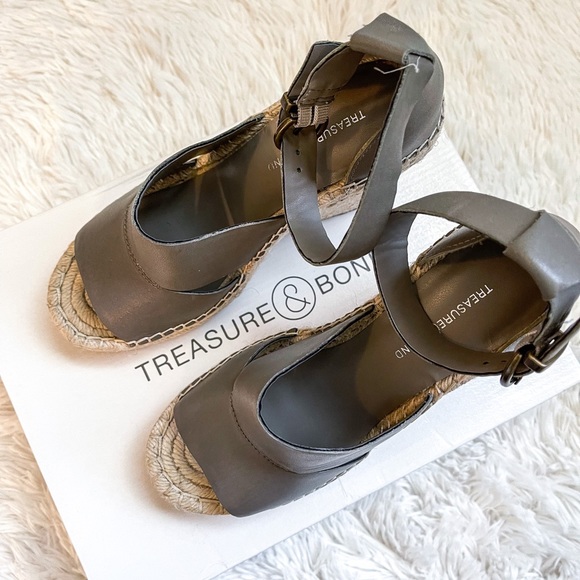 Treasure & Bond Platform Sandals - Picture 4 of 5